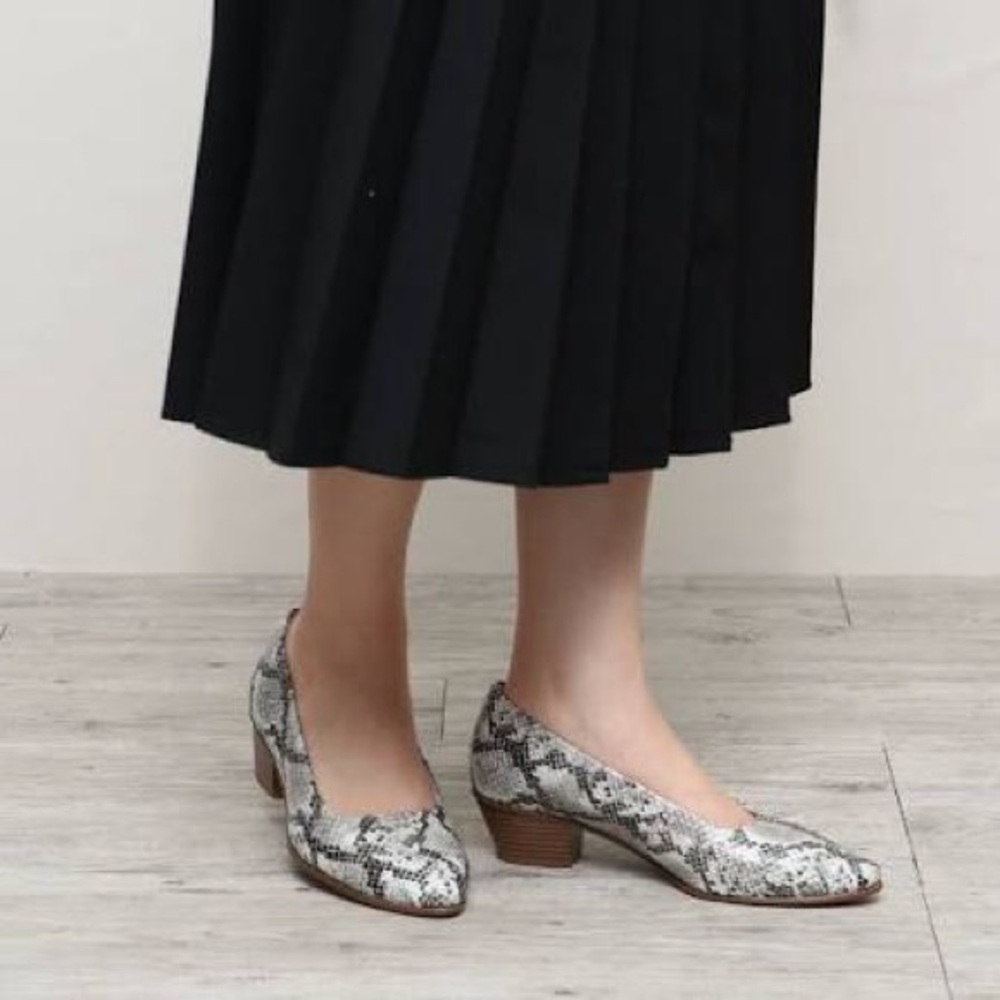 NEW!! Women’s Clarks Sense 35 Court Grey Snake Print Pump Heels Size 6M